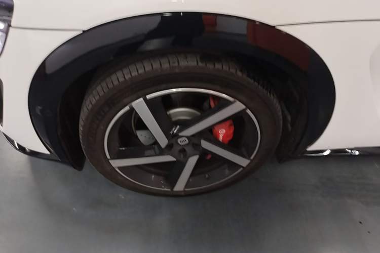 Used Xiaomi Auto YU7 2025 Ultra-Long Range High-Performance All-Wheel-Drive Max Edition Left Front Wheel Hub