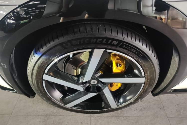 Used Xiaomi Auto YU7 2025 Ultra-Long Range High-Performance All-Wheel-Drive Max Edition Left Front Wheel Hub