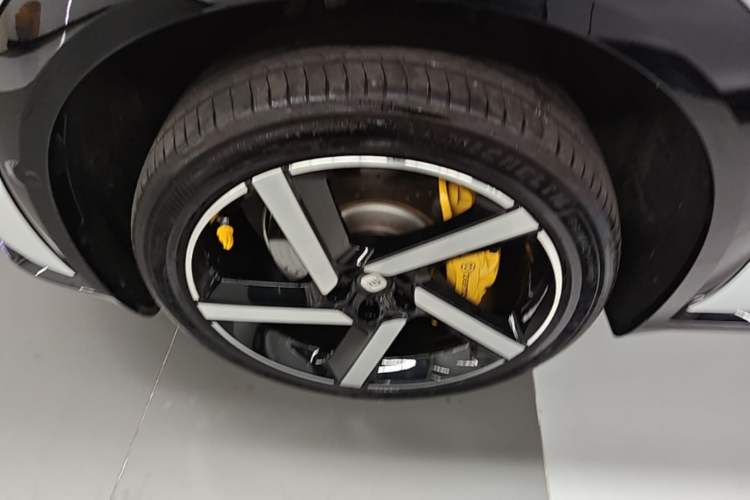 Used Xiaomi Auto YU7 2025 Ultra-Long Range High-Performance All-Wheel-Drive Max Edition Left Front Wheel Hub