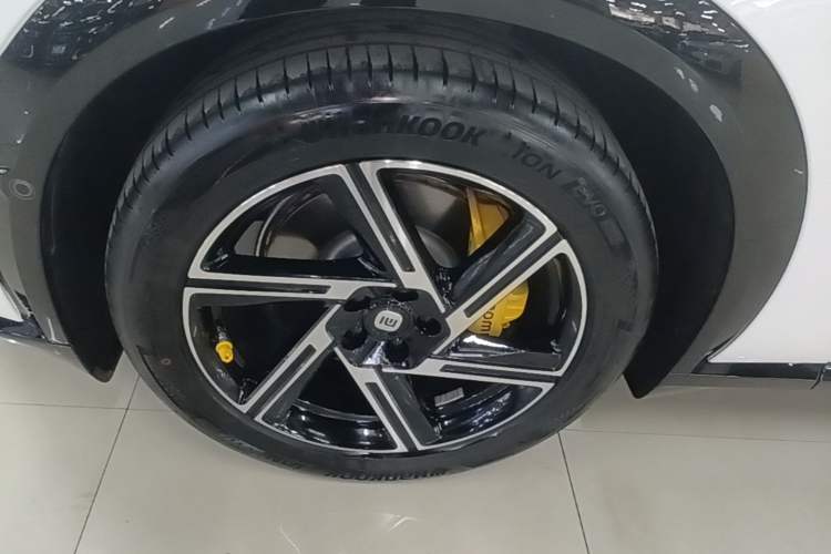 Used Xiaomi Auto YU7 2025 Ultra-Long Range Rear-Wheel Drive Version Left Front Wheel Hub