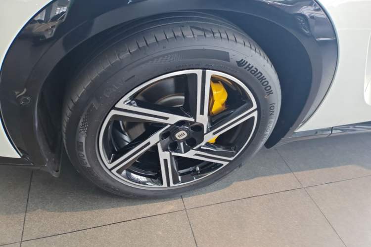 Used Xiaomi Auto YU7 2025 Ultra-Long Range Rear-Wheel Drive Version Left Front Wheel Hub