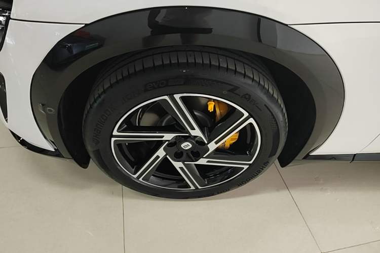 Used Xiaomi Auto YU7 2025 Ultra-Long Range Rear-Wheel Drive Version Left Front Wheel Hub