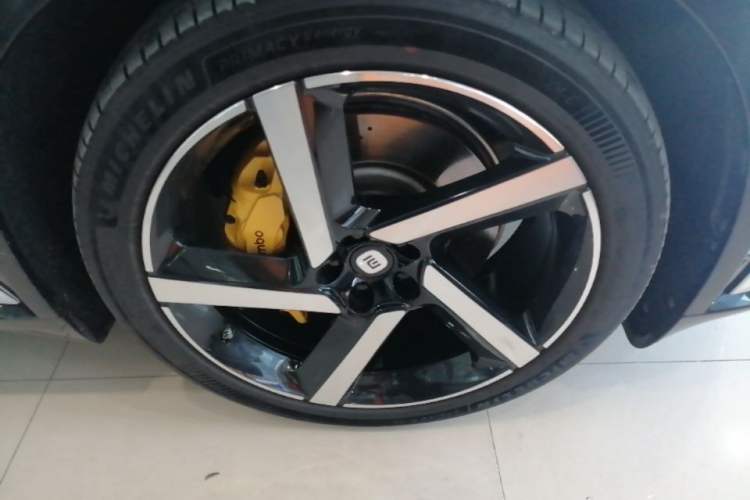 Used Xiaomi Auto YU7 2025 Ultra-Long Range High-Performance All-Wheel-Drive Max Edition Left Front Wheel Hub