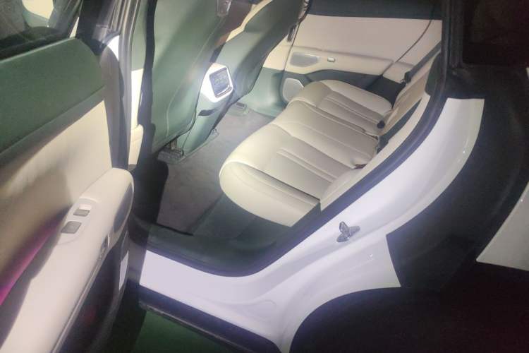 Used Xiaomi Auto YU7 2025 Ultra-Long Range High-Performance All-Wheel-Drive Max Edition Left Rear Seat