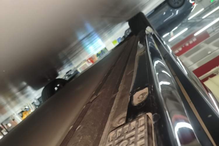 Used Xiaomi Auto YU7 2025 Ultra-Long Range High-Performance All-Wheel-Drive Max Edition Left Side Sill