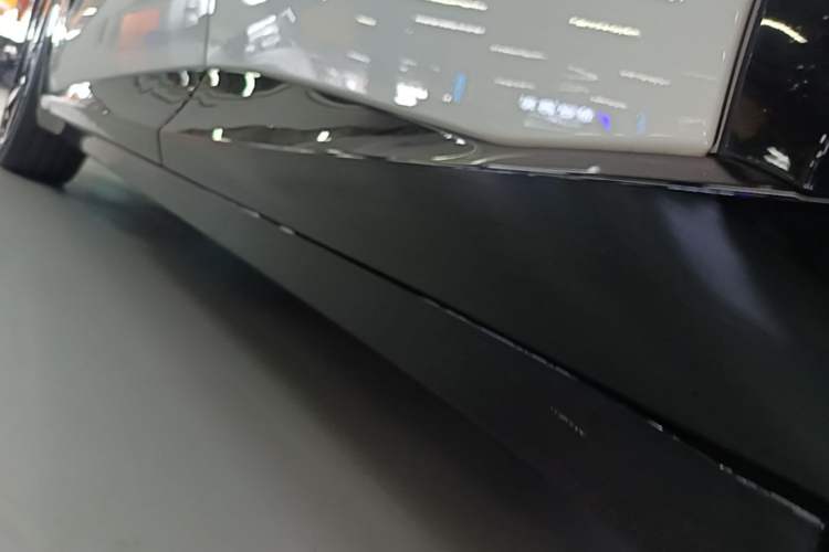 Used Xiaomi Auto YU7 2025 Ultra-Long Range High-Performance All-Wheel-Drive Max Edition Left Side Sill