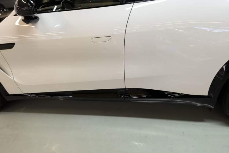Used Xiaomi Auto YU7 2025 Ultra-Long Range High-Performance All-Wheel-Drive Max Edition Left Side Sill
