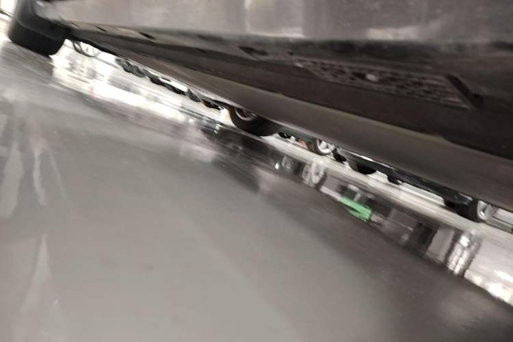 Used Xiaomi Auto YU7 2025 Ultra-Long Range High-Performance All-Wheel-Drive Max Edition Left Side Sill
