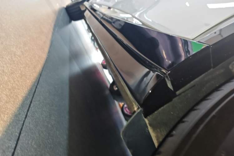 Used Xiaomi Auto YU7 2025 Ultra-Long Range High-Performance All-Wheel-Drive Max Edition Left Side Sill