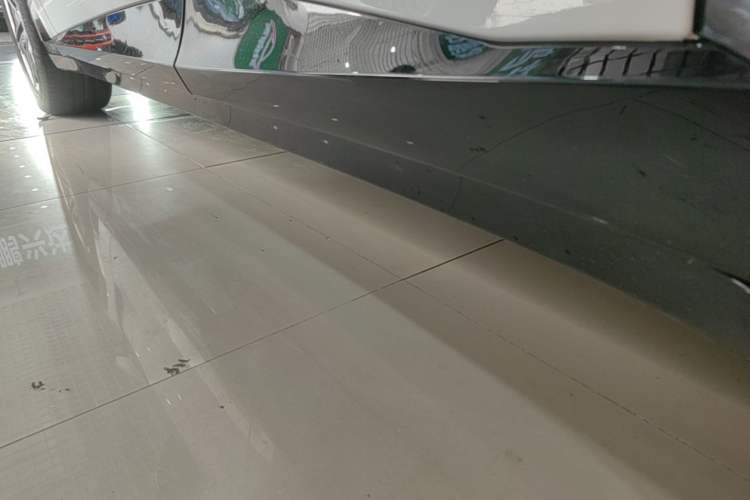 Used Xiaomi Auto YU7 2025 Ultra-Long Range Rear-Wheel Drive Version Left Side Sill