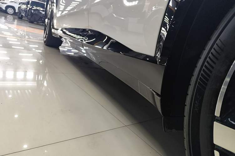 Used Xiaomi Auto YU7 2025 Ultra-Long Range All-Wheel Drive Pro Version Left Side Sill