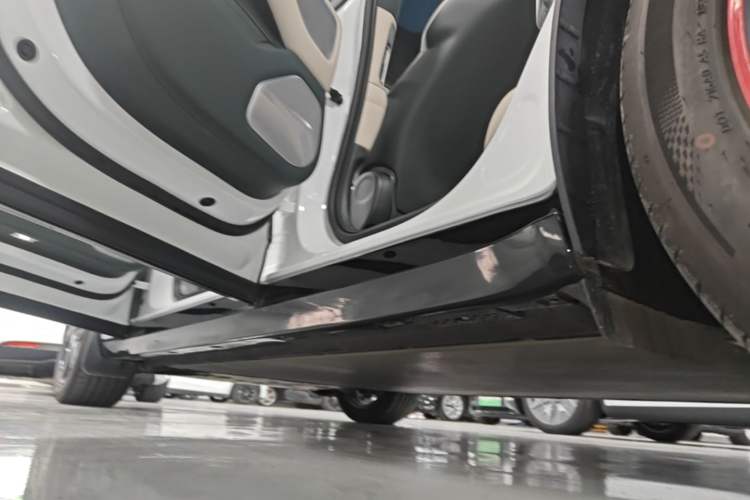 Used Xiaomi Auto YU7 2025 Ultra-Long Range High-Performance All-Wheel-Drive Max Edition Left Side Sill