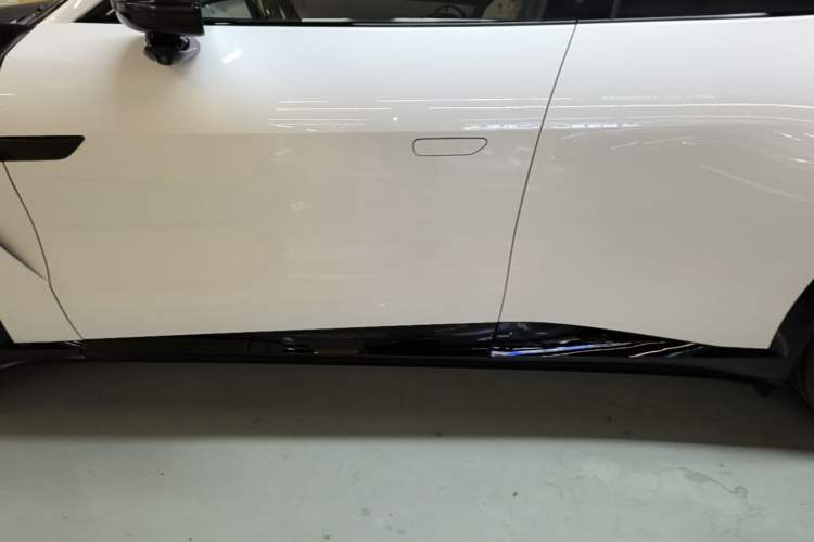 Used Xiaomi Auto YU7 2025 Ultra-Long Range High-Performance All-Wheel-Drive Max Edition Left Side Sill