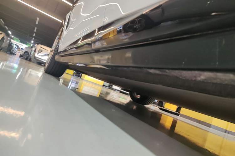 Used Xiaomi Auto YU7 2025 Ultra-Long Range High-Performance All-Wheel-Drive Max Edition Left Side Sill