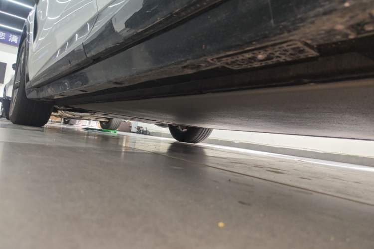 Used Xiaomi Auto YU7 2025 Ultra-Long Range High-Performance All-Wheel-Drive Max Edition Left Side Sill