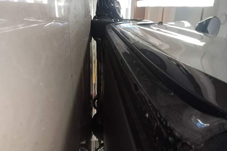 Used Xiaomi Auto YU7 2025 Ultra-Long Range High-Performance All-Wheel-Drive Max Edition Left Side Sill