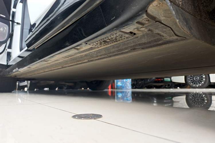 Used Xiaomi Auto YU7 2025 Ultra-Long Range Rear-Wheel Drive Version Left Side Sill