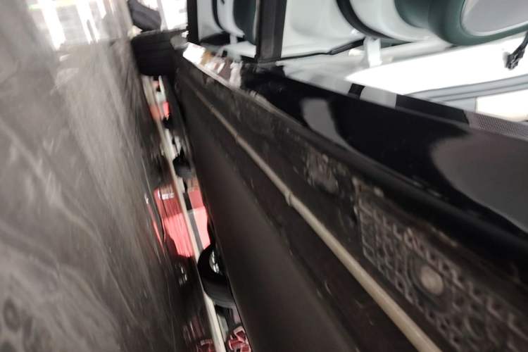 Used Xiaomi Auto YU7 2025 Ultra-Long Range High-Performance All-Wheel-Drive Max Edition Left Side Sill