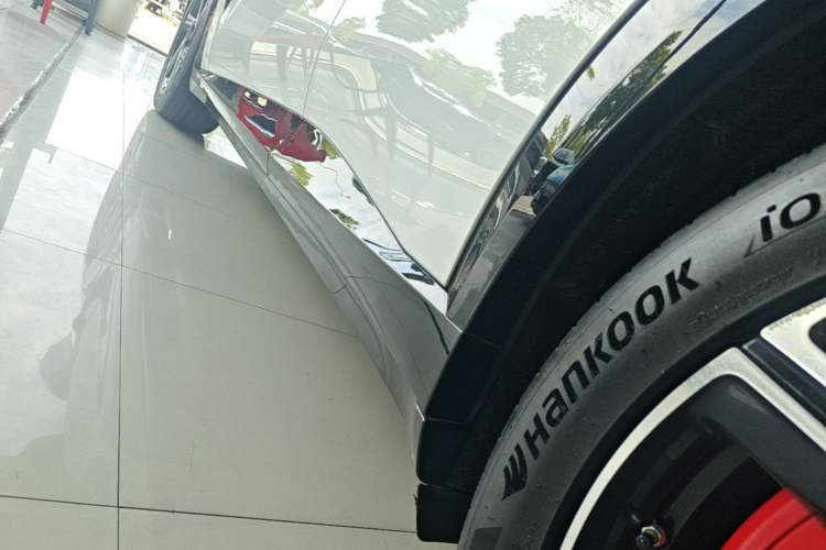 Used Xiaomi Auto YU7 2025 Ultra-Long Range High-Performance All-Wheel-Drive Max Edition Left Side Sill