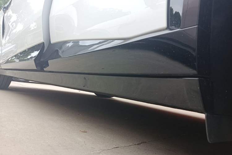 Used Xiaomi Auto YU7 2025 Ultra-Long Range High-Performance All-Wheel-Drive Max Edition Left Side Sill