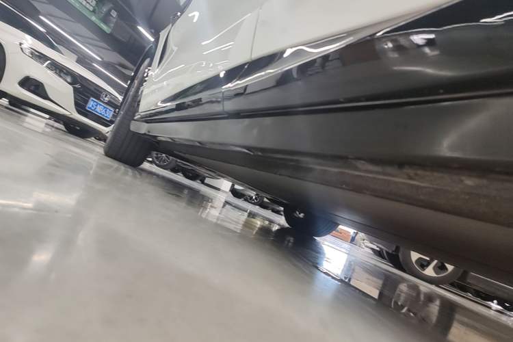 Used Xiaomi Auto YU7 2025 Ultra-Long Range All-Wheel Drive Pro Version Left Side Sill