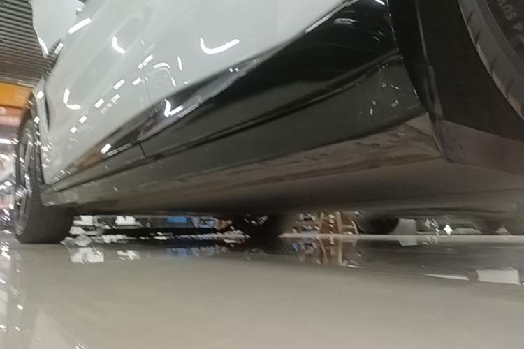 Used Xiaomi Auto YU7 2025 Ultra-Long Range All-Wheel Drive Pro Version Left Side Sill