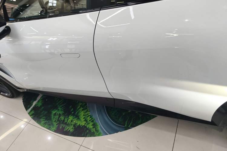 Used Xiaomi Auto YU7 2025 Ultra-Long Range High-Performance All-Wheel-Drive Max Edition Left Side Sill
