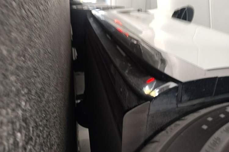 Used Xiaomi Auto YU7 2025 Ultra-Long Range High-Performance All-Wheel-Drive Max Edition Left Side Sill
