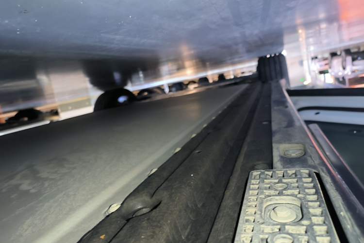 Used Xiaomi Auto YU7 2025 Ultra-Long Range High-Performance All-Wheel-Drive Max Edition Left Side Sill