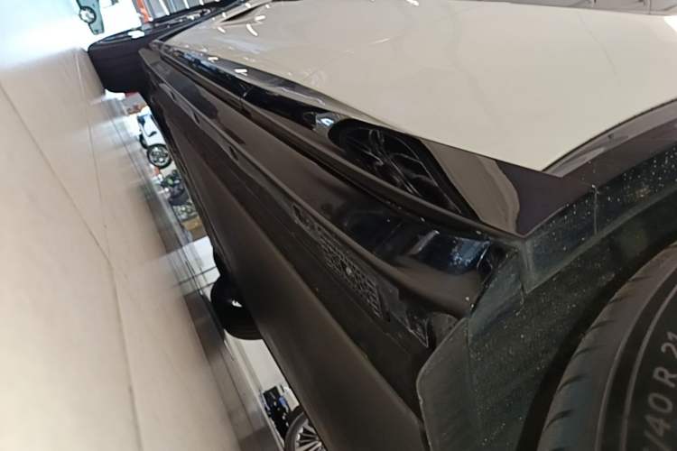 Used Xiaomi Auto YU7 2025 Ultra-Long Range High-Performance All-Wheel-Drive Max Edition Left Side Sill