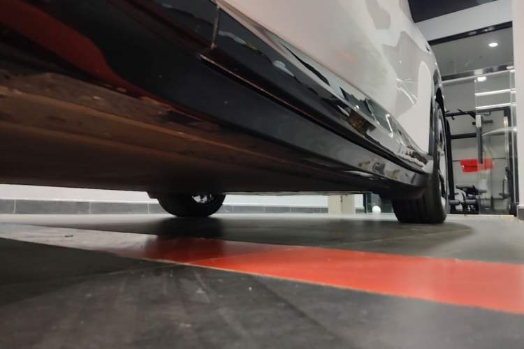 Used Xiaomi Auto YU7 2025 Ultra-Long Range High-Performance All-Wheel-Drive Max Edition Left Side Sill