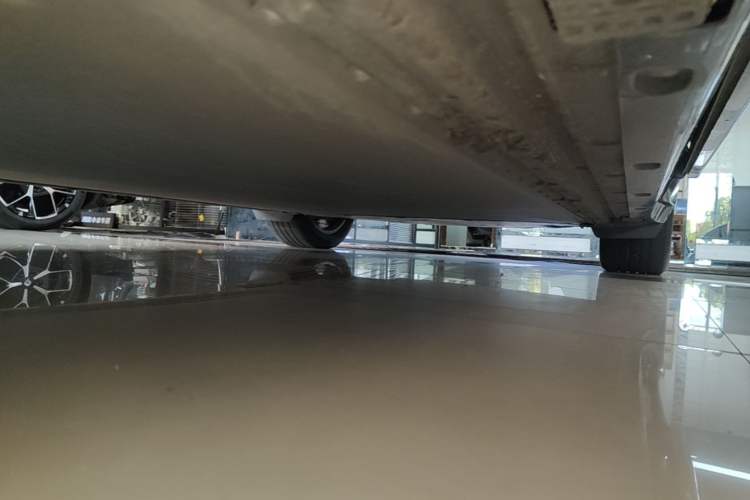 Used Xiaomi Auto YU7 2025 Ultra-Long Range High-Performance All-Wheel-Drive Max Edition Left Side Sill