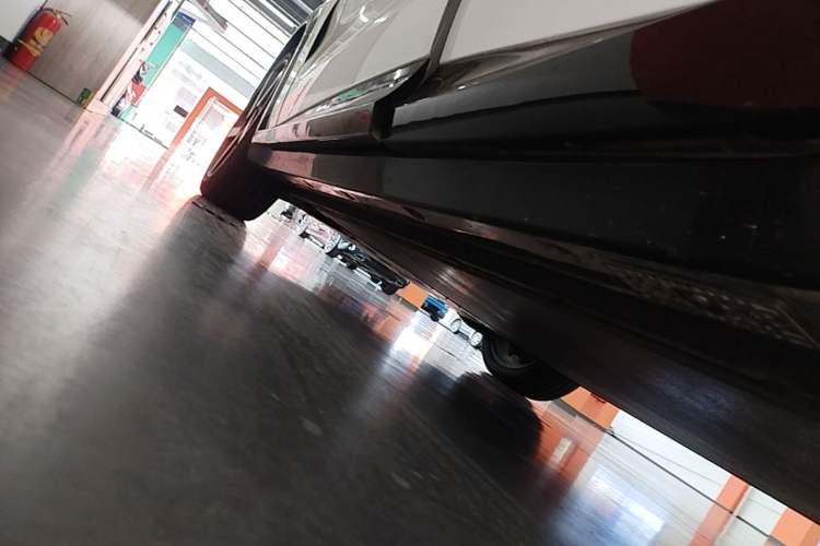 Used Xiaomi Auto YU7 2025 Ultra-Long Range High-Performance All-Wheel-Drive Max Edition Left Side Sill