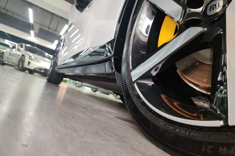 Used Xiaomi Auto YU7 2025 Ultra-Long Range High-Performance All-Wheel-Drive Max Edition Left Side Sill