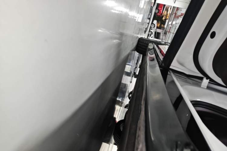 Used Xiaomi Auto YU7 2025 Ultra-Long Range High-Performance All-Wheel-Drive Max Edition Left Side Sill