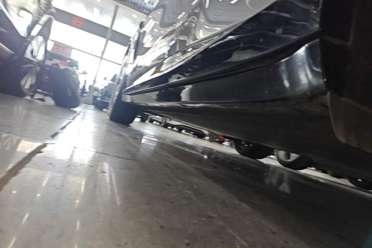 Used Xiaomi Auto YU7 2025 Ultra-Long Range All-Wheel Drive Pro Version Left Side Sill