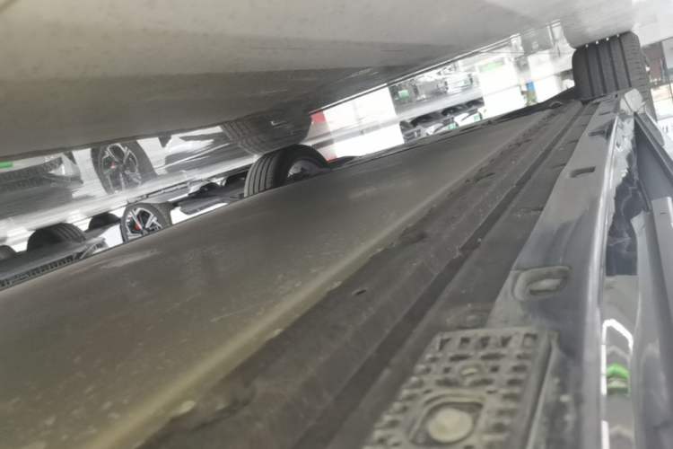 Used Xiaomi Auto YU7 2025 Ultra-Long Range High-Performance All-Wheel-Drive Max Edition Left Side Sill