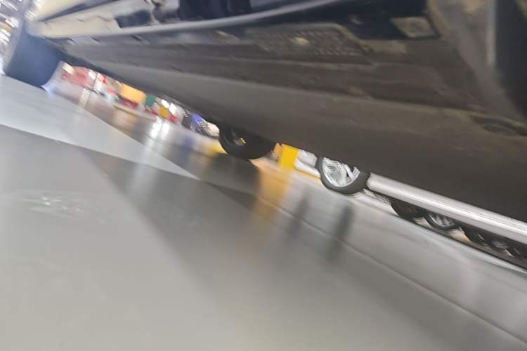 Used Xiaomi Auto YU7 2025 Ultra-Long Range High-Performance All-Wheel-Drive Max Edition Left Side Sill