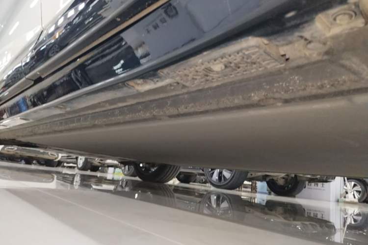 Used Xiaomi Auto YU7 2025 Ultra-Long Range High-Performance All-Wheel-Drive Max Edition Left Side Sill