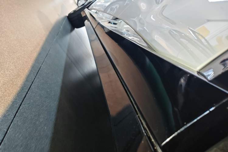 Used Xiaomi Auto YU7 2025 Ultra-Long Range High-Performance All-Wheel-Drive Max Edition Left Side Sill