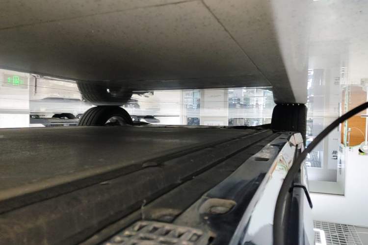 Used Xiaomi Auto YU7 2025 Ultra-Long Range High-Performance All-Wheel-Drive Max Edition Left Side Sill