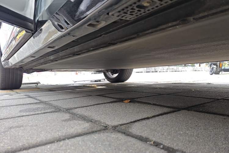 Used Xiaomi Auto YU7 2025 Ultra-Long Range High-Performance All-Wheel-Drive Max Edition Left Side Sill