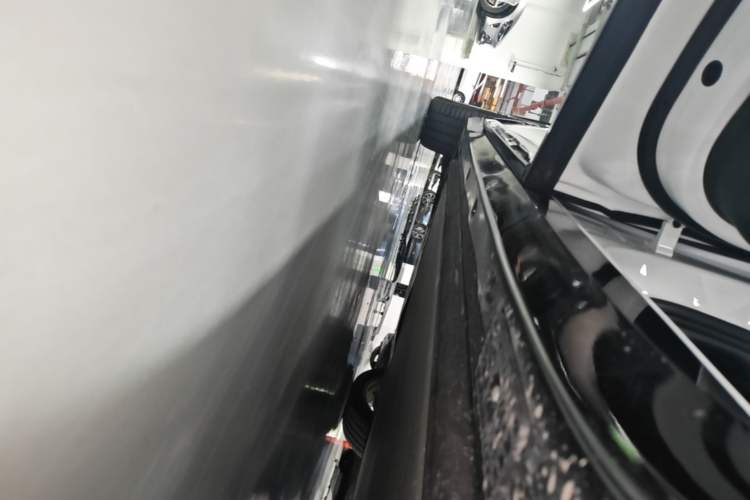 Used Xiaomi Auto YU7 2025 Ultra-Long Range High-Performance All-Wheel-Drive Max Edition Left Side Sill