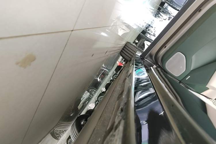 Used Xiaomi Auto YU7 2025 Ultra-Long Range Rear-Wheel Drive Version Left Side Sill