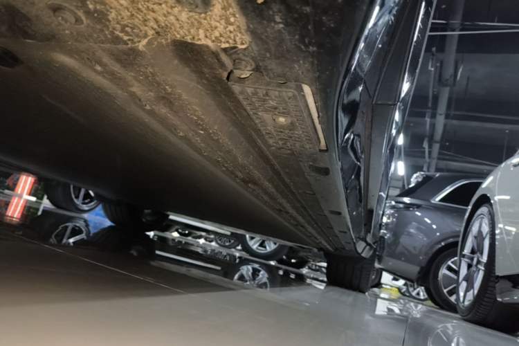 Used Xiaomi Auto YU7 2025 Ultra-Long Range All-Wheel Drive Pro Version Left Side Sill