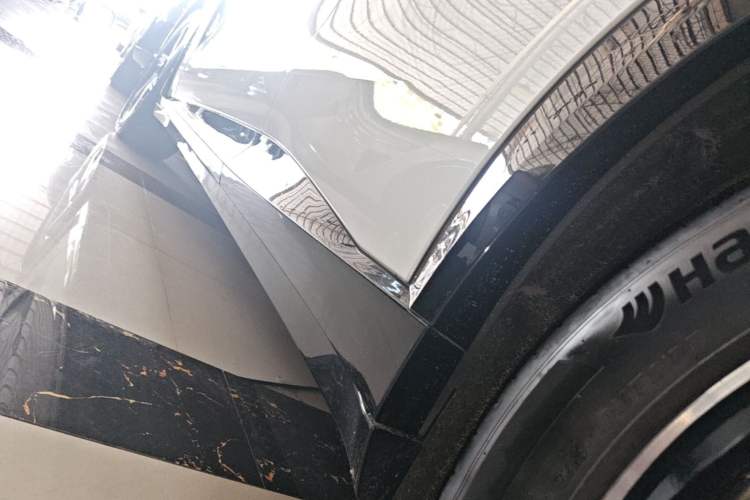 Used Xiaomi Auto YU7 2025 Ultra-Long Range High-Performance All-Wheel-Drive Max Edition Left Side Sill