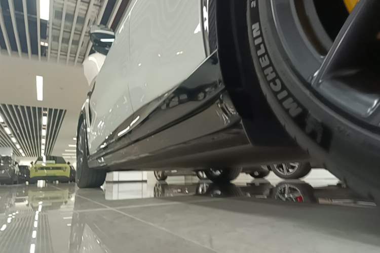 Used Xiaomi Auto YU7 2025 Ultra-Long Range High-Performance All-Wheel-Drive Max Edition Left Side Sill