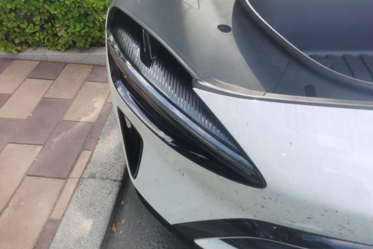 Used Xiaomi Auto YU7 2025 Ultra-Long Range Rear-Wheel Drive Version Right Front Headlight