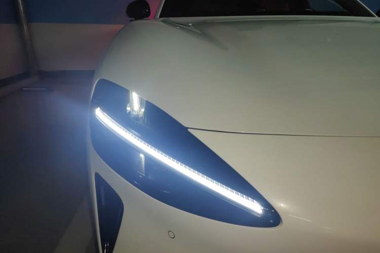 Used Xiaomi Auto YU7 2025 Ultra-Long Range High-Performance All-Wheel-Drive Max Edition Right Front Headlight