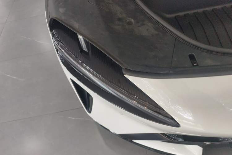 Used Xiaomi Auto YU7 2025 Ultra-Long Range All-Wheel Drive Pro Version Right Front Headlight